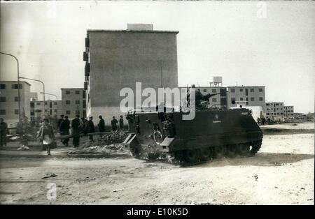 05. Mai 1973 - Barrio General Belgrano, Buenos Aires Province, Argentina : Panzer, Waffen und etwa 500 Soldaten waren notwendig, um einige hundert  gal Bewohner der kürzlich abgeschlossenen Bauten der Mun von Buenos aires zu verpflichten. Einige der neuen Wohnungen im ''Barrio G Belgrano''' am outirt ob Buenos Aires, die schon eifrig waren Hunderte von Fmilies einer beendete die Wohnungen. Diese Stadt haben eine Kapazität für 10.072 Personen einmal beendet Stockfoto