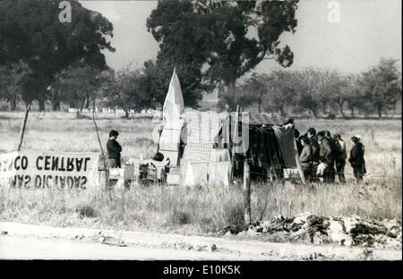 5. Mai 1973 - Barrio General Belgrano, Provinz Buenos Aires, Argentinien: Panzer Waffen und rund 500 Soldaten waren notwendig, um einige Haundred gal Insassen des vor kurzem abgeschlossenen Baus von verpflichten die von Buenos Aires. Someones bilden die neuen Wohnungen am '' Barrios Belgrano'' am Stadtrand von Buenos Aires, die bereits Hunderte von Familien waren einmal die Wohnungen fertig. Diese Stadt haben eine Kapazität für 10.072 Menschen einmal fertig Stockfoto