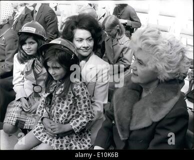 5. Mai 1973 - RICHTFEST des Nationaltheaters. Die '' Topping Out'' Zeremonie für £ 10 Millionen National Theatre an der South Bank, London, fand gestern Abend statt. Foto zeigt:-Tasmin, 10, und Julie-Kate, 6, aufgefüllt mit des Erbauers '' gear'', wie sie mit ihrer Mutter Lady Oliver anhören von Herrn Oliver Rede während der gestrigen '' Richtfest '' Zeremonie saß. Mit ihnen ist Baroness Lee, Minister für die Künste. Stockfoto