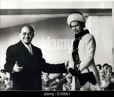 3. April 1973 - mexikanischen Präsidenten hier Stand besuchen: Präsident Luis Echeverria, von Mexiko, kamen hier heute mit seiner Frau zu einem dreitägigen Staatsbesuch: Präsident Echeverria und Queen Elizabeth, verlassen der Tribüne in Home Park, Windsor, vor der Fahrt nach Windsor Castle, wo der Präsident und seine Frau bei ihrem Besuch bleiben. Stockfoto