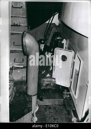 4. April 1973 - Schiff die Schmuggler '' Claudia'' in Hamburg; Am 28. März erfasst Soldaten und Polizisten der irischen Republik des deutschen Frachters '' Claudia'' Segeln unter den Farben von Zypern, die 250 Gewehre, 240 kleinere Waffen, Minen zu schmuggeln wollte, und anti-Tank-Granatwerfer nach Irland für die IRA. Im Rahmen der Transaktion wurden sechs Mitglieder des Untergrundes, einige von ihnen beim Laden von Positionen, verhaftet. Das Schiff wurde nach Deutschland fahren durfte, kam am 2. April in Hamburg. Foto zeigt Polizei wird an Bord der "Claudia" Stockfoto