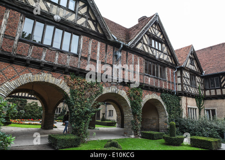 Blick auf Schloss Cecilienhof in Potsdam, Deutschland, Ort der berühmten Potsdamer Konferenz 1945. Stockfoto