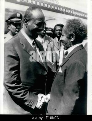 5. Mai 1973 - Organisation der afrikanischen Einheit treffen äthiopischen Kaiser grüßt somalischen Präsidenten: die Szene als Kaiser Haile Selassie von Äthiopien begrüßte somalische Präsident Mohamed sagte Barre zu einer Sitzung des Gipfels zehnten Jubiläum der Organisation der afrikanischen Einheit in Addis Abab. Stockfoto