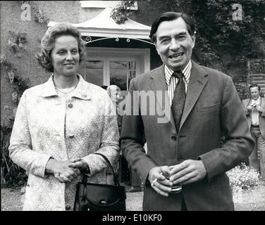 5. Mai 1973 - Eltern Lt. Mark Phillips zurück nach Hause nach dem Mittagessen am Palast.: Herr und Frau Peter Phillips, Eltern von Leutenant Mark Phillips, dessen Verlobung mit Prinzessin Anne angekündigt wurde, frühstückte mit der Queen und Prinz Philip am Buckingham Palace kehrte gestern, und danach nach Hause am großen Somerford verwelkt. Foto zeigt, dass Herr und Frau Phillips im Bild wieder zu Hauses im Landhaus aus dem 16. Jahrhundert in großen Somerford, WIlts, nachdem sie Mittagessen mit der Queen im Buckingham Palace hatten. Stockfoto