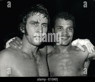 5. Mai 1973 - Conteh schlägt Finnegan und dreifachen Champion ist. John Conteh, schlagen die Europameister Chris Finnegan, die britischen und Commonwealth-Champion auf Punkte in ihrem Titel im Halbschwergewicht Kampf im Wembley-Stadion. Conteh hält nun alle drei Titel. Foto zeigt: - dreifacher Weltmeister Jon Conteh (rechts) nach ihrem Titelkampf mit Chris Finnegan (links) abgebildet. Stockfoto