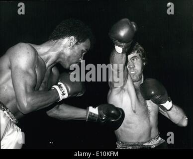 5. Mai 1973 - Conteh schlägt Finnegan und ist dreifach-Champion. Britischen und Commonwealth-Champion Chris Finnegan verfehlt mit Recht, während seine Titel im Halbschwergewicht kämpfen gegen Europameister John Conteh, im Wembley-Stadion gestern Abend. Conteh nach Punkten gewonnen und hält nun alle drei Titel. Stockfoto