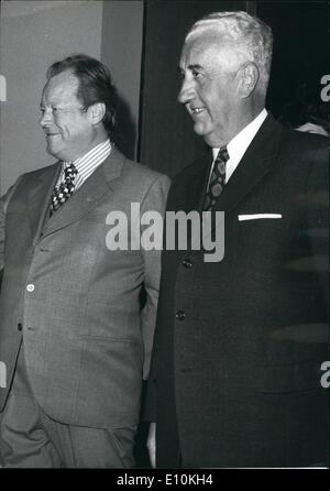 4. April 1973 - besucht Bundeskanzler Willy Brandt der Bundesrepublik Jugoslawien. Bild: Bundeskanzler Willy Brandt, links, und jugoslawischen Ministerpräsidenten Dzemal Bijedic, rechts in Belgrad am 16. April. Bundeskanzler Brandt-Besuch in Jugoslawien enthalten politische Gespräche mit jugoslawischen Ministerpräsidenten zweitägigen Gesprächen mit jugoslawischen Präsidenten Josip Broz, Treffen mit Arbeitnehmern von Pula Werft etc.. Stockfoto