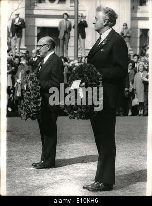 4. April 1973 - Anzac Tag Kranzniederlegung am Ehrenmal; Großbritanniens Premierminister Edward Heath, besuchte heute die Anzac Day Zeremonie am Cenotaph wo legte er einen Kranz zum Gedenken an australischen und neuseeländischen Soldaten und Soldatinnen, die in den letzten beiden Weltkriegen starben. Foto zeigt Herr Terence Henderson Mccombs, (links) des Hohen Kommissars der New Zealand in London und Mr Gough Whitlam, der australische Premierminister in London bei einem Besuch, während heutige Service am Ehrenmal abgebildet ist. Stockfoto