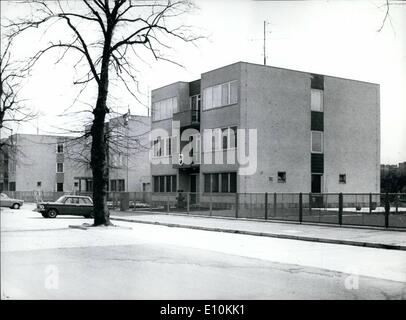 4. April 1973 - Schweizer Botschaft in Ost-Berlin: die große Welle der diplomatischen Anerkennung für die Deutsche Demokratische Republik, gibt es jetzt eine Welle der Bautätigkeit. Die neue Diplomatenviertel liegt auf einer Promenade im Bezirk Pankow. Die ersten Gebäude fertig sind bereits belegt. Foto zeigt im Vordergrund, der Schweizer Botschaft. Stockfoto