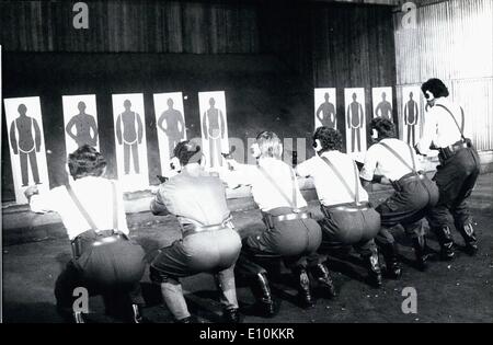 7. Juli 1973 - Berlin, hat auch jetzt spezielle Polizei zur Bekämpfung von Kapitalverbrechen: 49 Männer gehören zu diesem neuen Gerät der Berliner Polizei die soeben gegen Terror und Hauptstadt Kriminalität in dieser Stadt installiert wurde. Wie in anderen großen deutschen Städten wie München zum Beispiel, hat die ehemalige Hauptstadt von Deutschland nun eine spezielle Polizeieinheit zu. Foto zeigt deutsche '' Revolverheld '' die Männer nach amerikanischen FBI '' Revolverheld '' Regeln während Trainingsverfahren ausgebildet werden. Stockfoto