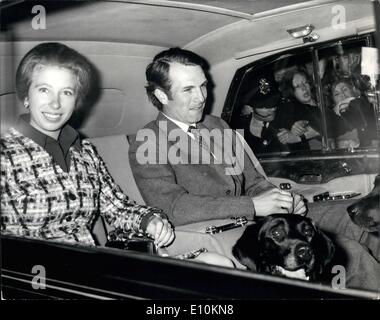 5. Mai 1973 - Prinzessin Anne, Lt. Mark Phillips zu heiraten in London kommen aus Schottland.: Prinzessin Anne und Lt. Mark Phillips deren Engagement angekündigt wurde, daß Nacht, kam am Kings Cross Station aus Schottland an diesem Morgen. Mit ihnen wurden die Queen und The Duke of Edinburgh. Das Foto zeigt Prinzessin Anne, tragen ihren Verlobungsring, im Bild mit datierter Mark Phillips Kings Cross Station verlassen mit dem Auto nach der Ankunft heute Morgen. Stockfoto