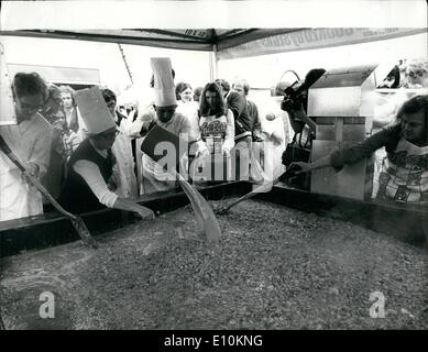 5. Mai 1973 - die weltweit größte Omelett. Ein Team von Köchen und Freiwilligen fand gestern in Surrey Agricultural Show 5.600 Eiern, 112 Pfund Speck, 100 lb von Zwiebeln, 300 Töpfe mit gemischten Paprika, 56 Pfund Bohnen, 9 Pfund Salz, 2lb Pfeffer und 50 Pints des Öls, der weltweit größte Omelett zu produzieren. Es war in einem 7 ft durch 6 ft Pfanne gekocht und wurde dann in Portionen um Geld für Oxfam und der Royal Agricultural wohlwollenden Institute verkauft. Stockfoto