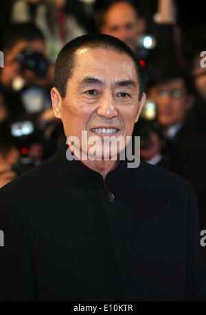 Chinesische Regisseur Zhang Yimou kommt für das Screening von "Gu Lai" (Coming Home) während der 67. jährlichen Cannes Filmfestspiele in Cannes, Frankreich, 20. Mai 2014. Der Film ist außer Konkurrenz bei den Festspielen präsentiert das von 14 bis 25 Mai läuft. Foto: Hubert Boesl/Dpa - NO WIRE SERVICE Stockfoto