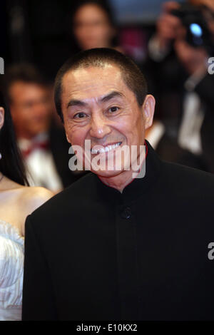 Chinesische Regisseur Zhang Yimou kommt für das Screening von "Gu Lai" (Coming Home) während der 67. jährlichen Cannes Filmfestspiele in Cannes, Frankreich, 20. Mai 2014. Der Film ist außer Konkurrenz bei den Festspielen präsentiert das von 14 bis 25 Mai läuft. Foto: Hubert Boesl/Dpa - NO WIRE SERVICE Stockfoto