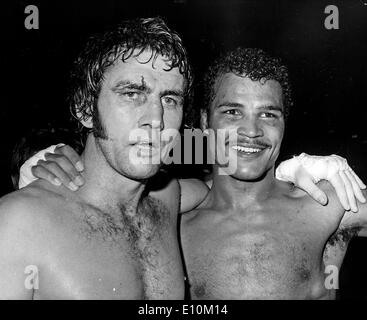 JOHN CON TEH, rechts, mit CHRIS FINNEGAN nach ihren Titelkampf im Wembley-Stadion Stockfoto