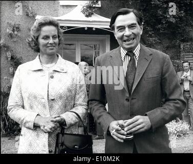 31. Mai 1973 - zurück 31. Mai 1973 Eltern von Lt. Mark Phillips nach Hause nach dem Mittagessen im Palace. Herr und Frau Peter Phillips, Eltern von Leutenant Mark Phillips, dessen Verlobung mit Prinzessin Anne angekündigt hat, frühstückte mit der Queen und Prinz Philip im Buckingham Palace gestern, und danach zurück in ihre Heimat am großen Somerford. Wilts. Fotoshows: Herr und Frau Phillips im Bild wieder nach Hause am Landhaus aus dem 16. Jahrhundert in großen Somerford, Wilts, nachdem sie Mittagessen mit der Queen im Buckingham Palace hatten. Stockfoto