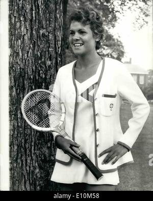 6. Juni 1973 - Top Tennis Stars Show Off Ted Tinlings Farbe Tennis Neuheiten: einige der Top-Tennis-Stars waren heute Ted Tinlings neuesten Auge-Casting-Tennis-Outfits im Royal Garden Hotel, Kensington anzeigen. Foto zeigt Evonne Goolagon Australiens Top Tennis-Star und Halter der italienischen Meisterschaft Titel ist hier abgebildet in einem Tinling Outfit in Dacron, Styles mit ein Sweetheart Halsausschnitt, verfügt über eine bunte unset Panels von Orange/Zitrone geometrischen Tattern. Stockfoto