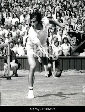 6. Juni 1973 - Wimbledon Tennis Championships - Nastase (Rumänien) im Vergleich zu T. Sakai (Japan): Foto zeigt Ilie Nastase (Rumänien) in Aktion in seinem Match gegen T. Sakai (Japan) in Wimbledon heute. Stockfoto