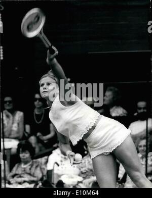 6. Juni 1973 - Wimbledon Tennis Championships. Ladies Day. Foto zeigt: 16-Year-Old Australian Dianne Fromholtz, Left-hander, einer der jüngsten Teilnehmer ist in Aktion in ihrem Match gegen Großbritanniens Virginia Wade gesehen. Dianne gewann den ersten Satz, verlor das Match aber. Stockfoto