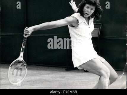 6. Juni 1973 - Wimbledon Tennis Championships - Billie Jean King (USA) vs. Kerry Harris (Australien). Foto zeigt: Billie Jean King in Aktion in ihrem Match gegen Kerry Harris heute, Frau König hat das Spiel gewonnen 6-1, 6-3. Stockfoto