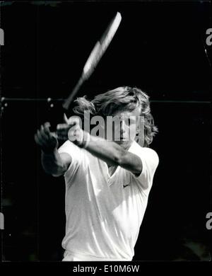 6. Juni 1973 - ein zukünftiger Champion beeindruckende Wimbledon-Debüt für Björn Borg; Björn Borg, der 17-j hrige schwedischer Tennisspieler, die nach der Tennis-Schriftsteller hat den Hauch von Größe und konnte offenbar werden Weltmeister. Angetan sein blondes schulterlanges Haar wie eine Löwenmähne war sein erste Schritt zum Star in Wimbledon gestern, wo ist er in Aktion gegen indische Tennis-Star Premjit Lall, wen er zu schlagen scheint, 6-3, 6-4, 9: 8. Stockfoto