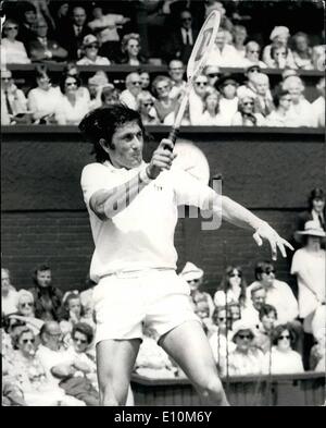 6. Juni 1973 - Tennis in Wimbledon - Eröffnungstag. Nastase Vs Plotz. Fotoshows 1. Nastase (Rumänien), im Spiel gegen h.j. Plotz (Deutschland), heute - der Tag der Eröffnung des Tennisturniers von Wimbledon. Stockfoto