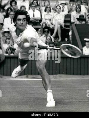 6. Juni 1973 - Wimbledon Tennis Championships - Eröffnungstag. R. Taylor (GB) im Vergleich zu J. Haillet (Frankreich). Foto zeigt Roger Taylor (Gb) Tauchgänge für ein Volley-Duuring seine Partie gegen J. Haillet (Frankreich) auf dem Center Court heute. Stockfoto