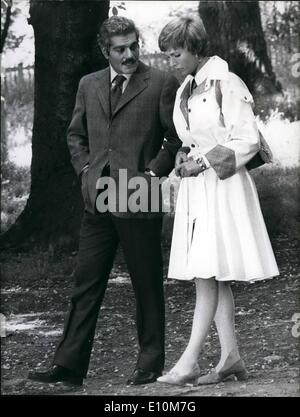 6. Juni 1973 - A ruhigen Spaziergang in einem Park in London für Julie und Omar: Omar Sharif und Julie Andrews sind tief im Gespräch, wie sie einen gemütlichen Spaziergang in Holland Park während einer Pause in der Verfilmung von Julies ersten britischen Film '' The Tamarind Seed " Stockfoto