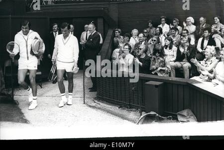 6. Juni 1973 - Tennis in Wimbledon, Eröffnung Tag Nastase VS. Plotz. Keystone-Bild zeigt: Die Menge geben ein großer Applaus als Nastase (Rumänien) Fuß auf dem Centre Court mit m.j. Plotz (Deutschland), für ihr Spiel am ersten Tag von Wimbledon heute. Stockfoto