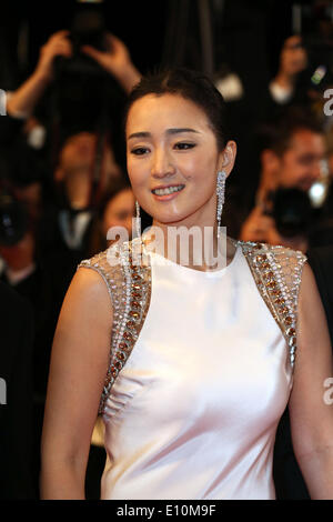 Chinesische Schauspielerin Gong Li kommt für das Screening von "Gu Lai" (Coming Home) während der 67. jährlichen Cannes Filmfestspiele in Cannes, Frankreich, 20. Mai 2014. Der Film ist außer Konkurrenz bei den Festspielen präsentiert das von 14 bis 25 Mai läuft. Foto: Hubert Boesl/Dpa - NO WIRE SERVICE Stockfoto