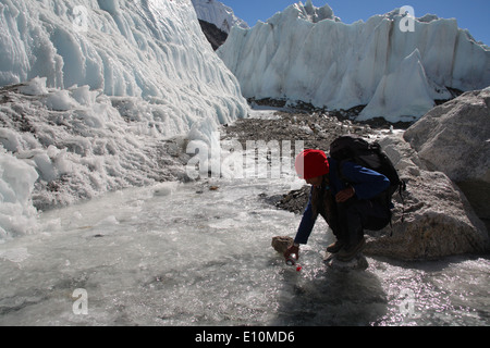 Trekking im Khumbu-Eisfall in der Nähe von Everest Base Camp Stockfoto