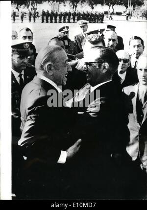 6. Juni 1973 - haben Argentinien und Kuba Wiederaufnahme diplomatischer Beziehungen Argentinien und Kuba diplomatische Beziehungen nach 11 Jahren Pause wieder aufgenommen. Dr. Hector Campora, neuer Präsident des argentinischen, Präsident Dorticos Kubas umarmten einander am Government House in Buenos Aires und machte die Ankündigung gemeinsam. Foto zeigt: Präsident Campora der argentinischen, links, und Präsident Dorticos Kubas, umarmen einander nach der Verkündung in Buenos Aires von der Wiederaufnahme der diplomatischen Beziehungen. Stockfoto