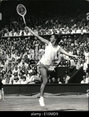 6. Juni 1973 - Tennis in Wimbledon. Francoise Durr vs. Virginia Wade. Foto zeigt, dass Virginia Wade G.B steigt aus dem Boden m Stockfoto