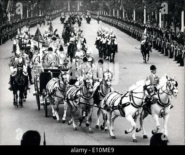 6. Juni 1973 - für einen Staatsbesuch. General YAKUBU GOWON, statt nigerianischen Bundesstaat, begleitet von seiner Frau, ist heute für einen Staatsbesuch in Großbritannien angekommen. Sie wurden bei ihrer Ankunft an der Victoria Station von HM The Queen und andere Mitglieder der königlichen Familie begrüßt. Foto zeigt: GENERAL GOWON HM The QUEEN fahren und in einer Zustand-Prozession auf der Mall auf dem Weg zum Buckingham Palace von der Victoria Station heute. Stockfoto