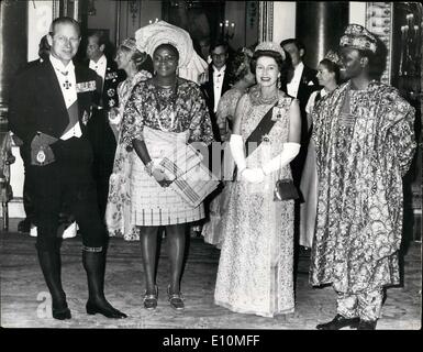 6. Juni 1973 - nigerianischen Staatsoberhaupt besucht ein Staatsbankett im Buckingham-Palast: General Gowon, der nigerianische Führer, der sich derzeit auf einen Zustand besuchen Sie das Großbritannien, gestern Abend besuchte eine staatliche Bankett zu seinen Ehren gegeben. von HM die Königin im Buckingham Palace. Foto zeigt die Queen und Prinz Philip mit allgemeinen Gowon und seine Frau Victoria, wenn sie den Staat Bankett im Buckingham Palace gestern Abend besuchte. Stockfoto