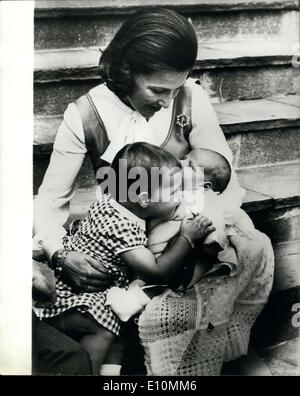 2. August 1973 - BABY Sohn für Prinzessin SONJA. Zwei Jahre alte Prinzessin Martha Louise Gruß ihr Baby Bruder. Prinz Haakon Magnus, wenn er vor kurzem mit seiner Mutter, Kronprinzessin Sonja von Norwegen, von einem Krankenhaus in Oslo zu Hause wo er im Juli 2lsr geboren wurde. Prinzessin Sonja heiratete Kronprinz Harald 1968. Stockfoto