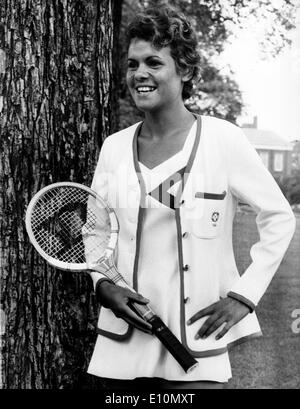 Tennisspieler Evonne Goolagong mit ihrem Schläger Stockfoto