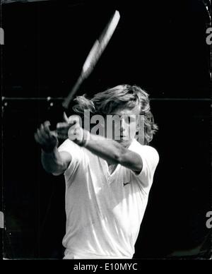 26. Juni 1973 - 26. Juni. 1973 eine zukünftige Champion? Beeindruckende Wimbledon-Debüt für Björn Borg. Björn Borg, der 17-jährige schwedischer Tennisspieler, die nach der Tennis-Schriftsteller hat den Hauch von Größe und konnte offenbar werden Weltmeister. Mit seinem blonden schulterlangen Haaren wie eine Löwenmähne war sein erste Schritt zum Star in Wimbledon gestern, wo er im Kampf gegen indische Tennis-Star Premjit Lall, wen er schlagen gesehen ist genommen, 6-3, 6-4, 9: 8. Stockfoto