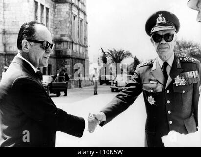 Griechischer Premier, GEORGE PAPADOPOULOS (L) mit griechischen Oberbefehlshaber der griechischen Streitkräfte, General General ODYSSEAS ANGELIS Stockfoto