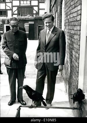 7. Juli 1973 - ist chinesischen Außenminister Herr Chi Peng-Fei mit Blick auf zwei der berühmten Raben den Tower of London heute Morgen mit ihm zu sehen Herr Balniel Staatsminister im Auswärtigen Amt. Stockfoto