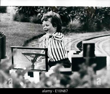 7. Juli 1973 - Royal Spaß: Königin Ingrid und Prinzessin Benedikte von Dänemark, vor kurzem ging entlang in den Lego-Land Erlebnispark in Jütland. Mit ihnen waren Prinzessin Benedikte und Prinz Richard Kinder, Gustav und Alexandra, und Königin Margarethe und Prinz Henrik Kinder, Kronprinz Frederik und Prinz Joachim - und rechts Königsfest wurde von allen hatte. Das Foto zeigt wenig Kronprinz Frederik, Sohn von Königin Margarethe und Prinz Henrik - gesehen amüsiert sich am Steuer eines der Mini-Autos. Stockfoto