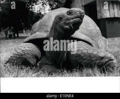 8. August 1973 - kleben seinen Hals heraus: Diese Riesenschildkröte offensichtlich dachte, es war auch in seiner Hülle - zu bleiben, so dass er beschloss, seinen stick Goof, Hals heraus und machen das Beste aus dem sonnigen Wetter - Bild an den Londoner Zoo. Stockfoto