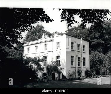 15. August 1973 - 15. August 1973 Prinzessin Anne und Captain Mark Phillips in Sandhurst Heimat Leben. Prinzessin Anne und Captain Mark Phillips sind nach ihrer Hochzeit am 14. November in einem fünf Schlafzimmern georgianischen Gebäude in der Nähe von dem Exerzierplatz an der Royal Military Academy Sandhurst, Leben. Das Paar sollen früh im neuen Jahr einziehen, wird Kapitän Phillips Instruktor in Sandhurst. Foto zeigt: Oak Grove, 5-Schlafzimmer-Haus in Sandhurst, wo Prinzessin Anne und Captain Mark Phillips im neuen Jahr nach ihren Flitterwochen Leben werden. Stockfoto