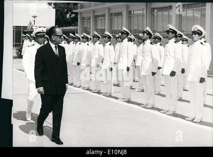 7. Juli 1973 - griechischen Premier George Papadopoulos und Oberbefehlshaber der griechischen Streitkräfte General Odysseas Angelis besuchte die Kriegsschule Naval anlässlich der Vereidigung - in der neuen Offiziere. Dies ist zum ersten Mal Papadopoulos in solchen Naval Zeremonie geliebten er danach strebt teilgenommen beobachtet, engeren Beziehungen mit der Marine nach der gescheiterten Marine Counter-Cup im Mai letzten Jahres mit der Meuterei os mehrere Marineoffiziere nach Italien zu etablieren. Premier George Papadapoulos Inspektion Marine Truppen nach der Vereidigung der neuen Marineoffiziere. Stockfoto