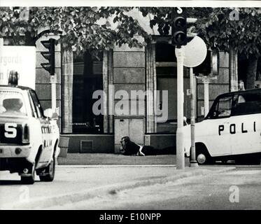 24. August 1973 - Schütze halten Geiseln in StockHolm Bank.: A Polizist gestern außerhalb eines der Fenster einer Stockholmer Bank liegen, in denen eine Bandit mit bewaffnet Maschinenpistole hielt drei Mädchen Geiseln Stockfoto