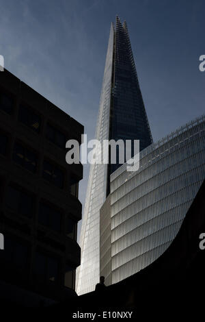 London, UK. 21. Mai 2014. Am 21. Mai 2014, London UK. Ein Pendler ist gegen den Shard Wolkenkratzer Silhouette, wie London zu einem schönen Sommer-Morgen weckt. Bildnachweis: Patricia Phillips/Alamy Live-Nachrichten Stockfoto