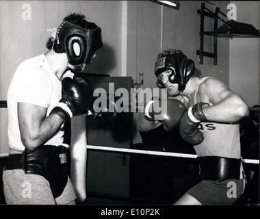 8. November 1973 - Joe Bugner trainiert für Kampf gegen Mac Foster.: Joe Bugner, Großbritanniens Europameister im Schwergewicht, wurde heute an die britische Boxing Board of Control Gymnasium in Hampstead, für seinen Kampf gegen die amerikanischen Schwergewicht Mac Foster im Wembley-Stadion am kommenden Dienstag. Foto zeigt Joe Bugner (rechts) gesehen, während die heutige Trainingseinheit sparring. Stockfoto