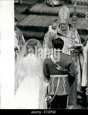 11. November 1973 - Hochzeit von Prinzessin Anne und Capt Mark Phillips in der Westminster Abbey. Foto zeigt: Der Erzbischof von Canterbury, Dr. Ramsey, wie er Prinzessin Anne und Captain Mark Phillips während ihrer Hochzeit in der Westminster Abbey heute segnet. Stockfoto