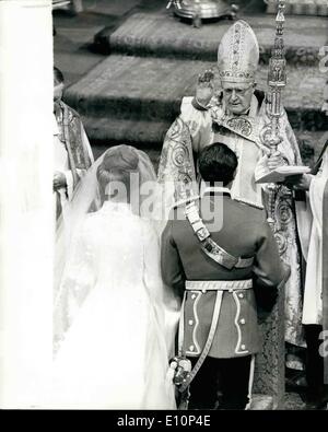 11. November 1973 - Hochzeit von Prinzessin Anne und Capt Mark Phillips in der Westminster Abbey. Foto zeigt: Der Erzbischof von Canterbury, Dr. Ramsey, wie er Prinzessin Anne und Captain Mark Phillips während ihrer Hochzeit in der Westminster Abbey heute segnet. Stockfoto