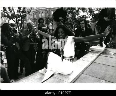 Sept. 09, 1973 - Diana Ross auf UK-Tour: gab es ein Foto-Shooting im Inn auf den Park. London für amerikanische Sängerin Diana Ross früher der obersten s heute und jetzt star des Films '' Dame singt den Blues''. Diana ist hier auf ihrem ersten Solo-Konzert-Auftritt in Großbritannien, in denen sie drei Konzerte in der Londoner Royal Albert Hall geben (Sept. 17,18,19). Sept. 17 Albert Hall Konzert werden zugunsten der Vielfalt Club of Great Britain. Das Foto zeigt Diana Ross posiert für eine Batterie von Kameras im Inn on heute das Parkhotel. Stockfoto